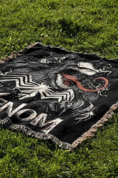 Venom Hand Cozy Woven Blanket HG | Spiderman Marvel Tapestry Throw | Suitable As Snuggle Blanket Or Woven Wall Hanging